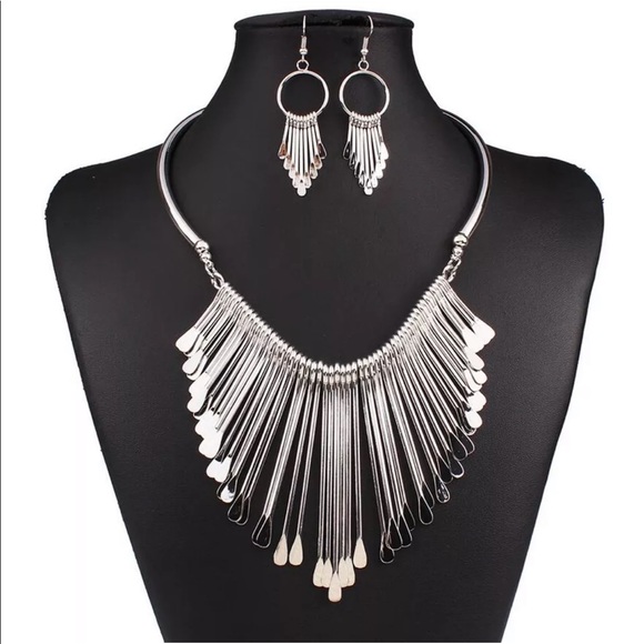 Collar Statement Necklace & Earrings Set in Silver - Picture 3 of 3